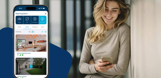 Homematic IP: App-Update 3.8.18 bringt neues Alarmsystem Frau hält Smartphone, Smartphone zeigt Homematic IP App