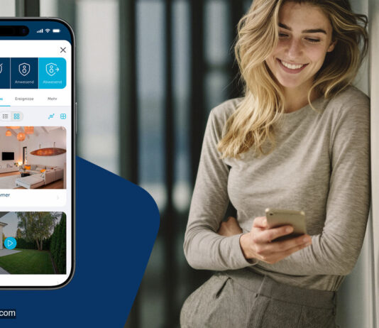 Homematic IP: App-Update 3.8.18 bringt neues Alarmsystem Frau hält Smartphone, Smartphone zeigt Homematic IP App