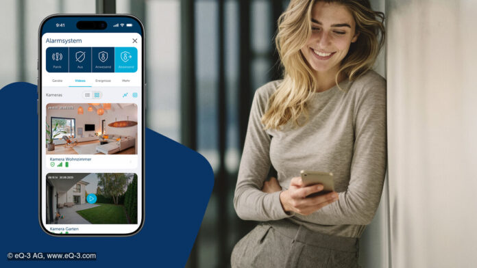 Homematic-IP-App-Update-Juli-2026 Frau hält Smartphone, Smartphone zeigt Homematic IP App