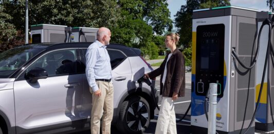 Laden ohne Karte oder App: Vattenfall und WirelessCar testen automatisches EV-Laden