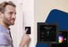 Homematic IP Glasdisplay – plus: Jetzt auch für Funk-Systeme und mit neuen Features Person steht vor einem Homematic-IP-Glasdisplay - plus