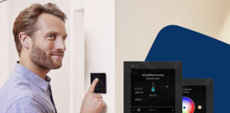 Person steht vor einem Homematic-IP-Glasdisplay - plus