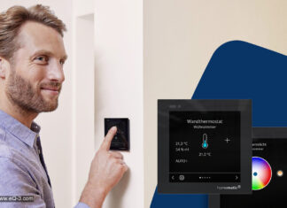 Homematic IP Glasdisplay – plus: Jetzt auch für Funk-Systeme und mit neuen Features Person steht vor einem Homematic-IP-Glasdisplay - plus