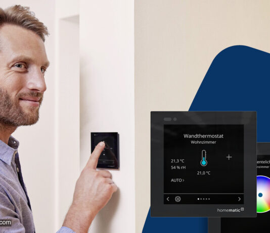 Homematic IP Glasdisplay – plus: Jetzt auch für Funk-Systeme und mit neuen Features Person steht vor einem Homematic-IP-Glasdisplay - plus