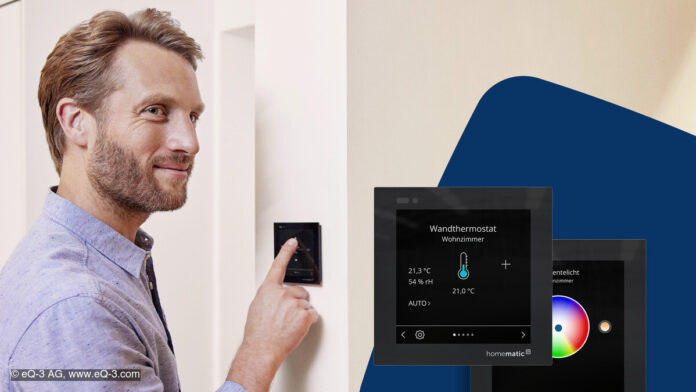 Homematic-IP-Glasdisplays-fuer-funkbasierte-Installationen Person steht vor einem Homematic-IP-Glasdisplay - plus