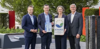 Hama Personen auf dem Bild nebeneinander