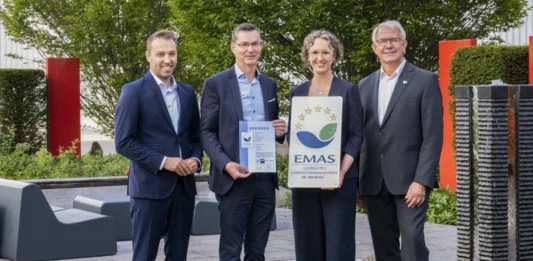Hama führt Umweltmanagement nach EMAS ein Hama Personen auf dem Bild nebeneinander