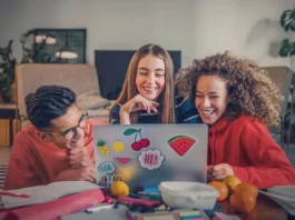 KI bei Hausaufgaben: So häufig nutzen Jugendliche ChatGPT Schüler sitzen vor einem Laptop und lachen