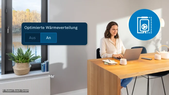 optimum_heat_distribution_en Frau am Schreibtisch mit Boschdialogfenster im Vordergrund