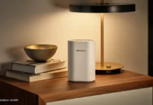 devolo WiFi 7 BE9300: Router und Mesh-System vorgestellt devolo: Gerät steht auf einer Komode im Flur