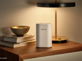 devolo WiFi 7 BE9300: Router und Mesh-System vorgestellt devolo: Gerät steht auf einer Komode im Flur