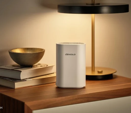devolo WiFi 7 BE9300: Router und Mesh-System vorgestellt devolo: Gerät steht auf einer Komode im Flur